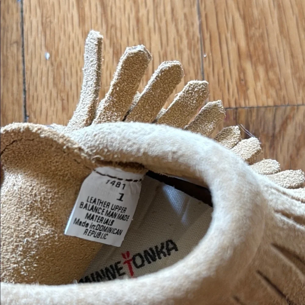 Minnetonka sz 1 Tan Suede leather Kids Moccasins great pre owned condition
